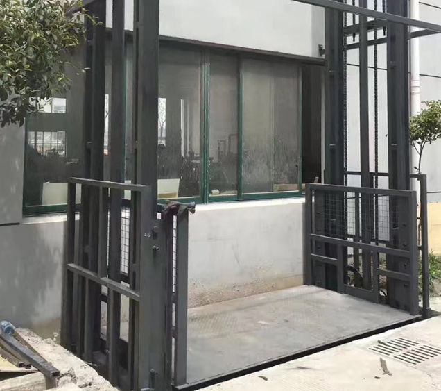 吊罗山乡导轨式施工升降机助力民生工程提速增效